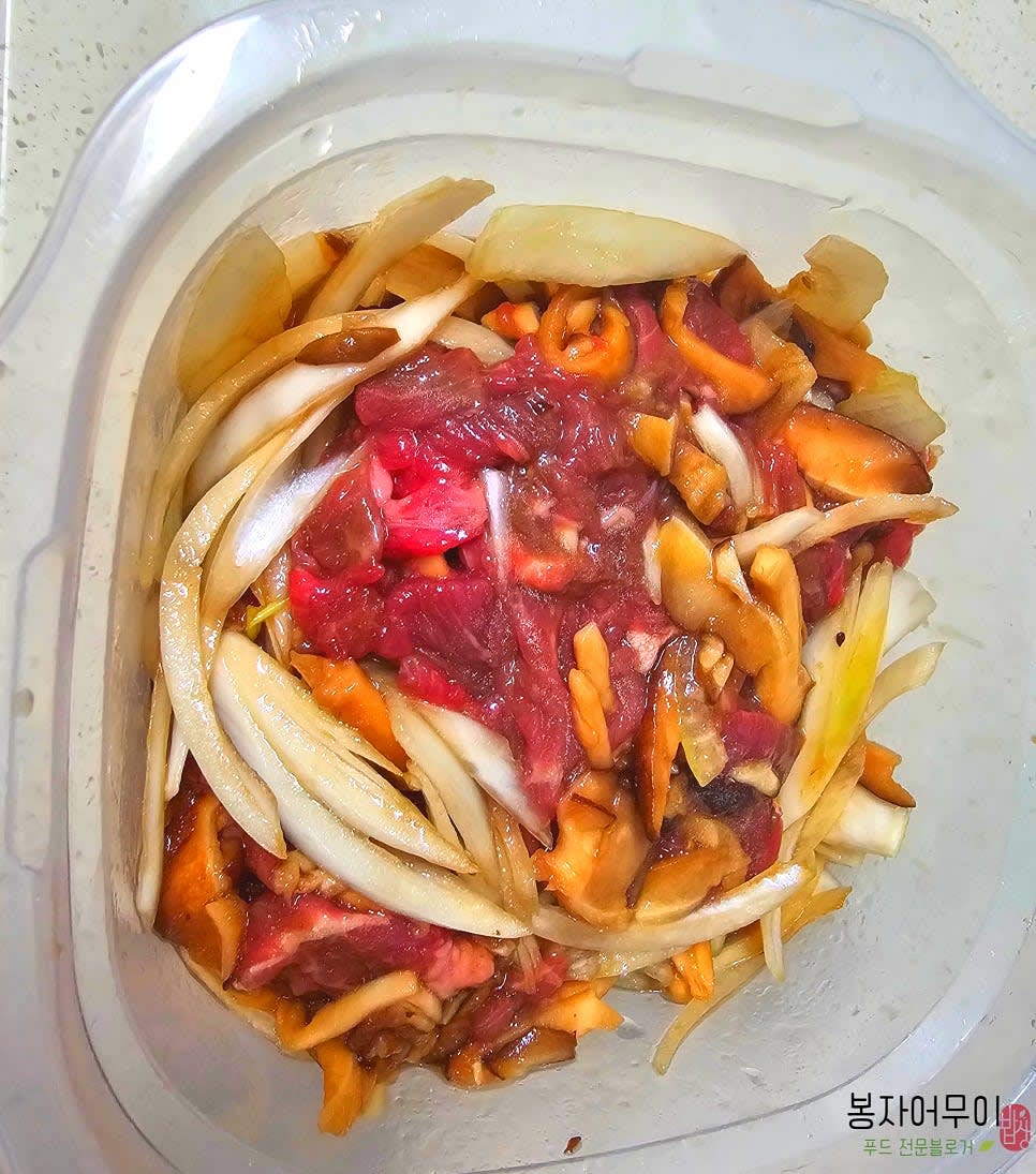 양념을 소고기에 부어 잘 섞고 냉장고에서 숙성시킵니다. 양념한 소고기는 냉장으로 1주일 동안 보관 가능합니다.