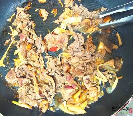 숙성된 소고기를 팬에 구워 익히고, 구운 불고기를 준비합니다.