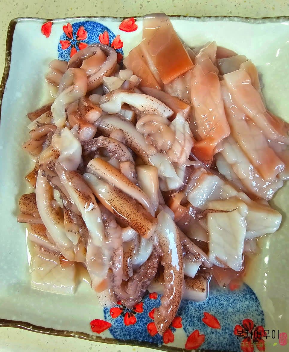 몸통과 다리를 각각 썰어 준비합니다. 몸통은 길이 4cm, 두께 2cm로, 다리는 4cm 길이로 썰어주세요.