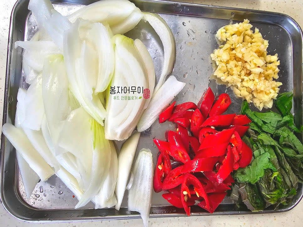 양파는 2cm 길이로 썰고, 대파와 청양고추는 어슷 썰며, 마늘과 생강은 다집니다. 깻잎은 가늘게 채 썰어 준비합니다.