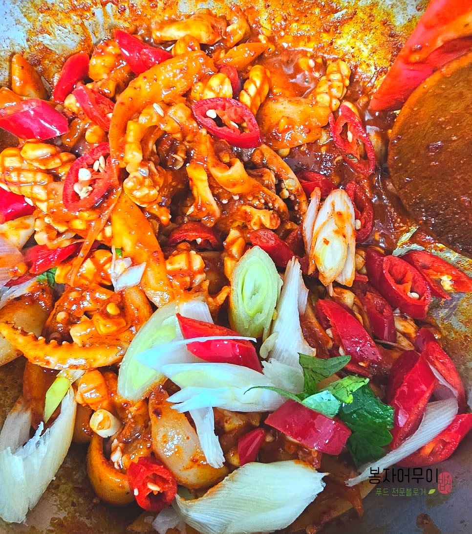 7. 오징어가 노릇하게 익으면 대파와 청양고추를 넣고, 후추 톡톡, 깨소금 톡톡 뿌려 마무리합니다.