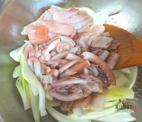 5. 예열된 프라이팬에 양파를 먼저 넣고 볶다가 투명해지면 오징어를 넣어 한차례 덖습니다.