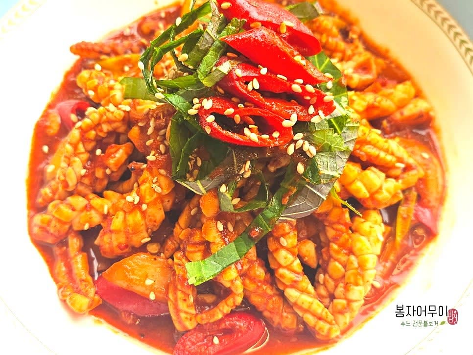 8. 완성된 오징어볶음을 그릇에 담고 깻잎을 올려 데코합니다.