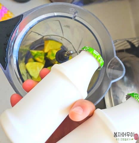 껍질을 깎은 하늘마를 플레인 요플레 2병과 함께 믹서기에 넣습니다.