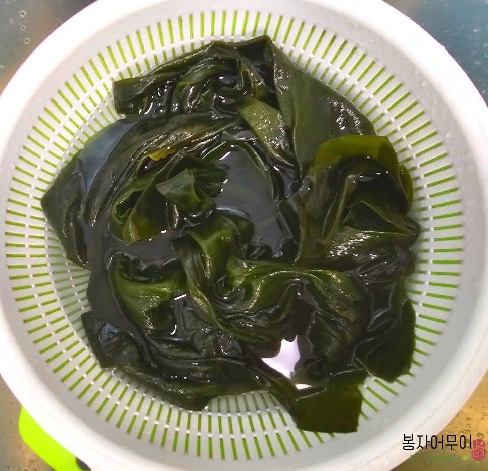 염장 다시마를 흐르는 물에 여러 번 헹구어 소금기를 제거합니다.