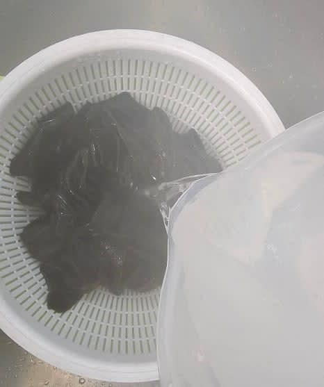 따뜻한 물에 다시마를 10분 담갔다가 다시 차가운 물에 30분 담가 염분을 완전히 빼줍니다.