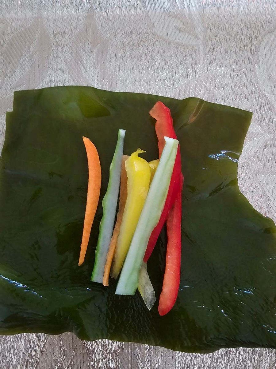 다시마에 야채를 얹고 돌돌 말아줍니다.