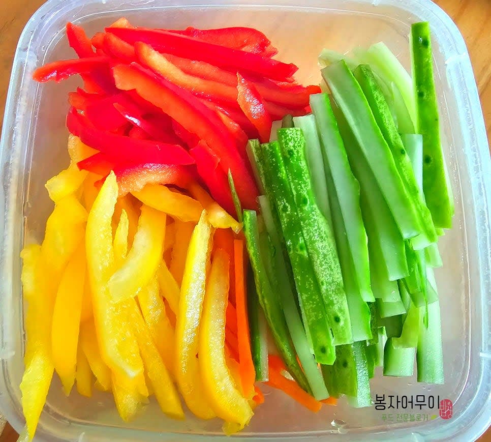 파프리카는 씨를 제거하고 얇게 채 썹니다. 당근과 오이는 다시마 속에 들어갈 정도의 크기로 자릅니다.