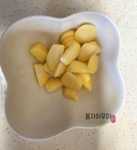 마늘을 편 썰어 준비합니다.