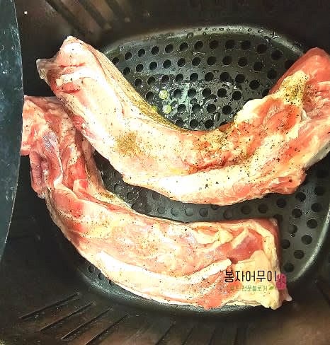 에어프라이어에 종이를 깔지 않고 바로 통 삼겹살을 올립니다. 종이를 깔면 기름이 빠지지 않아 요리가 덜 깔끔해질 수 있습니다.