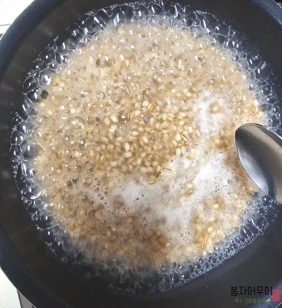 늘보리죽을 끓여 놓습니다.