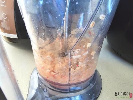 생새우와 새우젓, 마늘, 생강을 믹서기에 넣고 곱게 갈아줍니다.