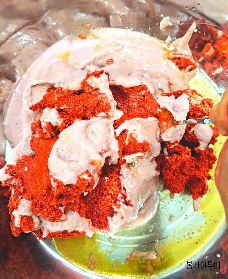 갈아둔 양념에 고춧가루 2컵, 멸치 액젓 6스푼, 물엿 2스푼, 매실청 2스푼을 넣고 잘 섞어줍니다.