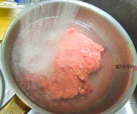 돼지고기 300g을 물로 헹궈서 잡내를 제거하고 기름기를 뺀다.