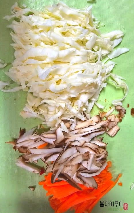양배추와 당근, 청양홍고추, 쪽파 등을 얇게 채썬다.