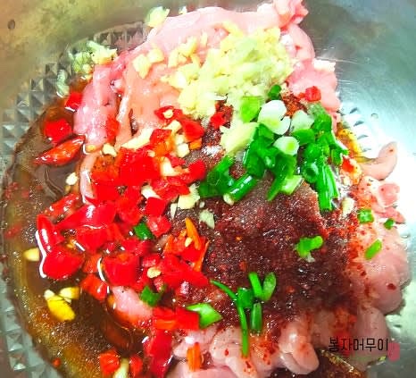 팬에 간장, 올리고당, 고춧가루, 고추장, 고추기름, 설탕, 매실청, 탄산음료, 맛술, 참기름, 후추를 섞은 양념장을 넣고 돼지고기를 볶는다.