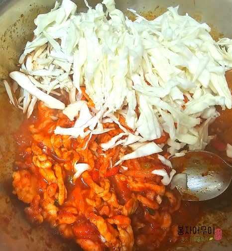 고기가 거의 익으면 채썬 야채를 넣고 물기가 없을 때까지 볶는다.