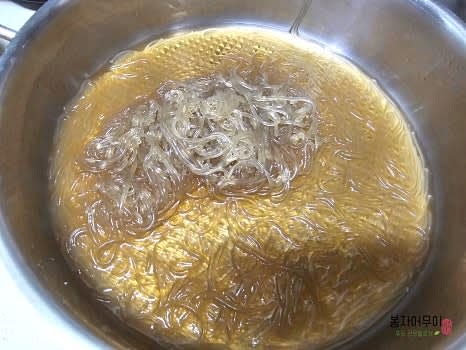 당면은 찬물에 10분간 불린 후 물 1L를 끓여 간장, 식용유를 넣고 6분간 삶아줍니다. 6분 후 물 1컵 분량만 남기고 물을 버려주세요.