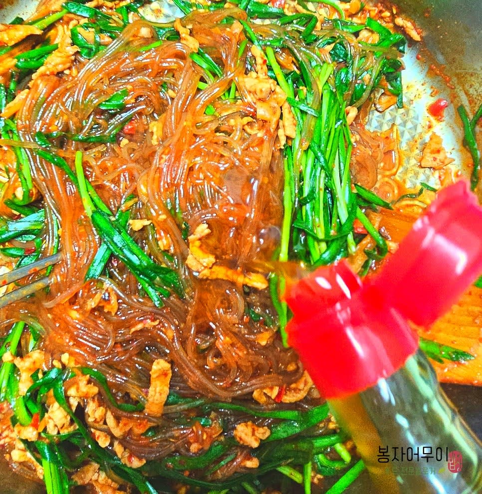 제육볶음을 넣고 1-2분 달달 볶아주세요. 간장, 올리고당, 고춧가루를 양념으로 추가해 주고 물기가 거의 사라지면 부추를 넣고 불을 끕니다. 마무리로 참기름과 깨소금을 뿌려줍니다.