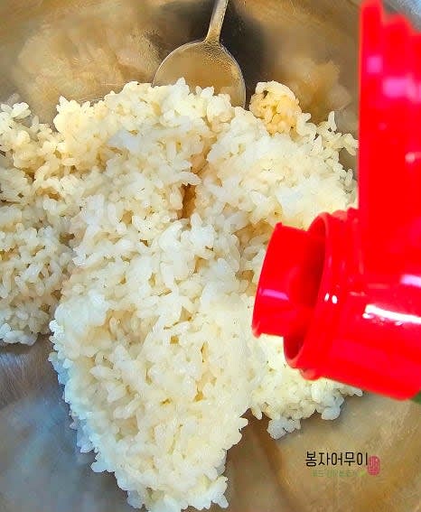 밥에 설탕 반스푼, 소금 반스푼, 식초 1티스푼, 참기름 1스푼을 섞어 양념 밥을 만듭니다.