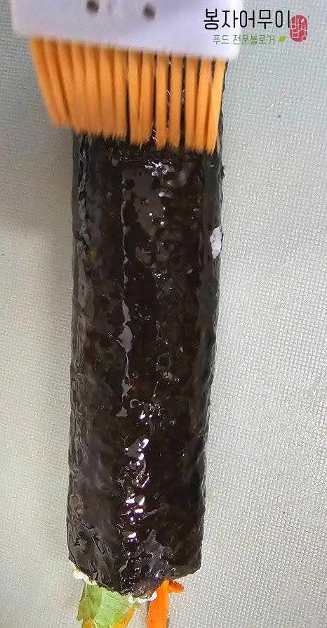 김밥을 단단하게 말아 준비한 김밥을 썰어 제공합니다.