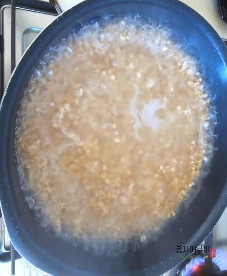 늘보리죽 2그릇을 푹 끓여 준비합니다.