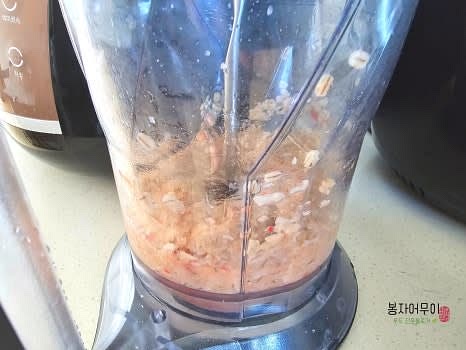 믹서기에 늘보리죽, 양념 재료 (고춧가루, 다진 마늘, 생강 등)와 들엿을 섞어 갈아줍니다.