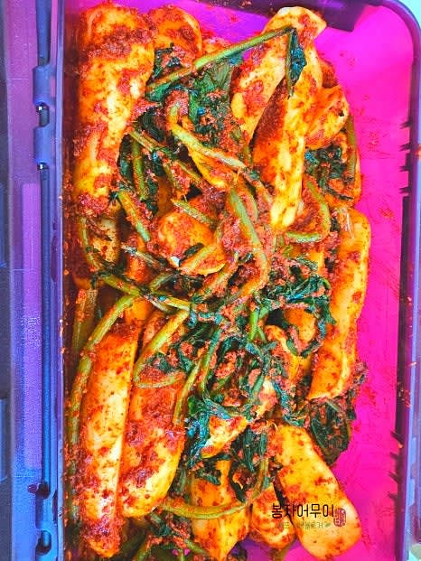 총각김치를 용기에 담아 숙성시키면 완성됩니다.