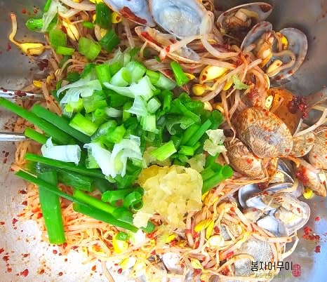 양념을 먼저 섞은 후 쪽파와 마늘을 넣고 강불에 1분간 덕어줍니다. 불을 끄고 참기름 1스푼, 깨소금으로 마무리 해줍니다.