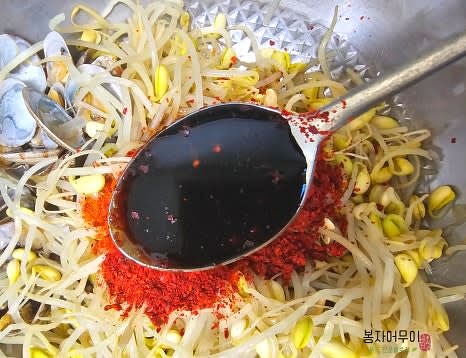 콩나물과 바지락을 큰 볼에 담고 고춧가루, 간장, 참기름, 다진 마늘을 넣어 잘 섞어줍니다.