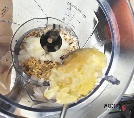 믹서기에 양파, 배, 생강, 마늘, 보리죽, 새우젓을 넣고 곱게 갈아줍니다.