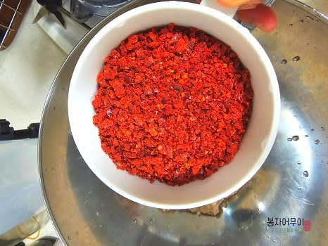 갈아낸 양념에 고춧가루를 섞고 까나리액젓, 매실청을 넣어 양념을 만듭니다.