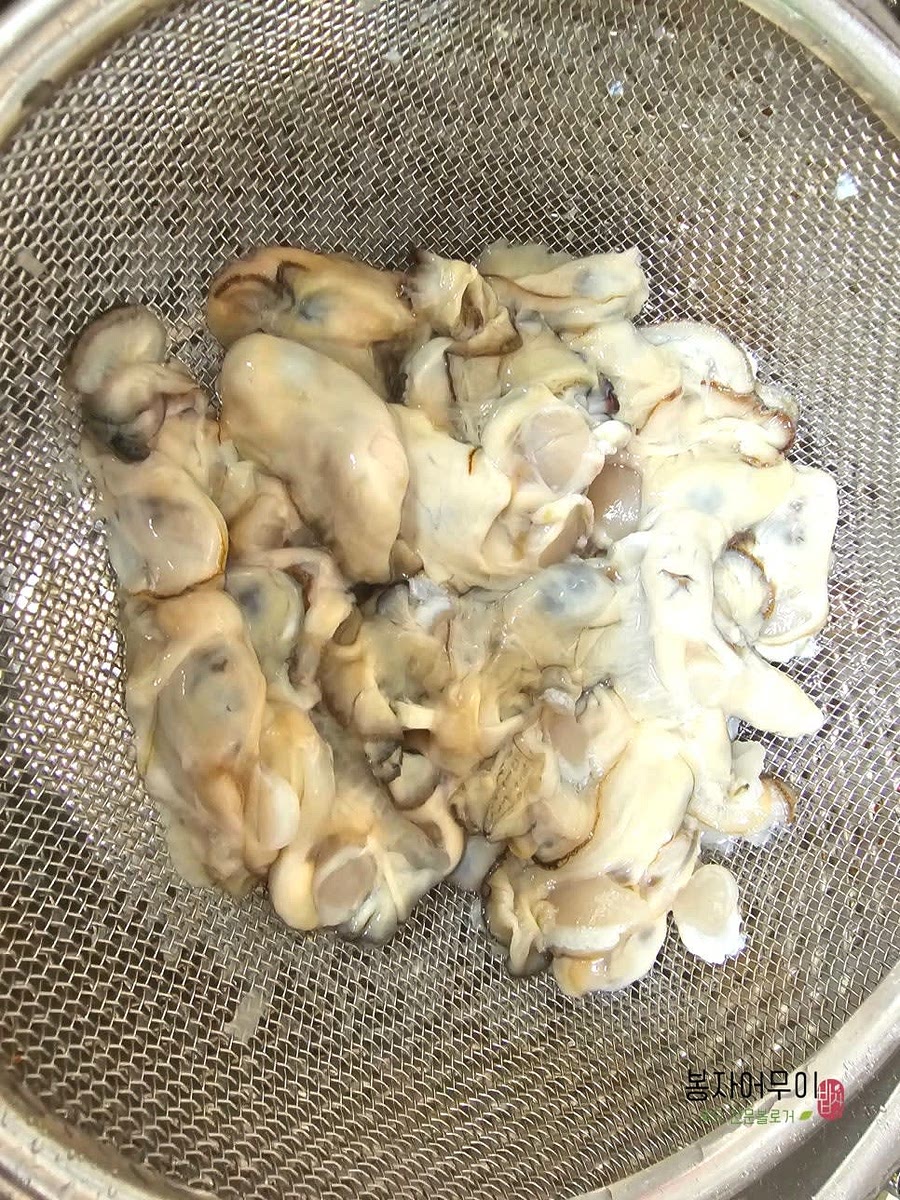 깨끗하게 씻은 생굴을 물기를 제거하며 채반에 올려 물기를 빼줍니다.