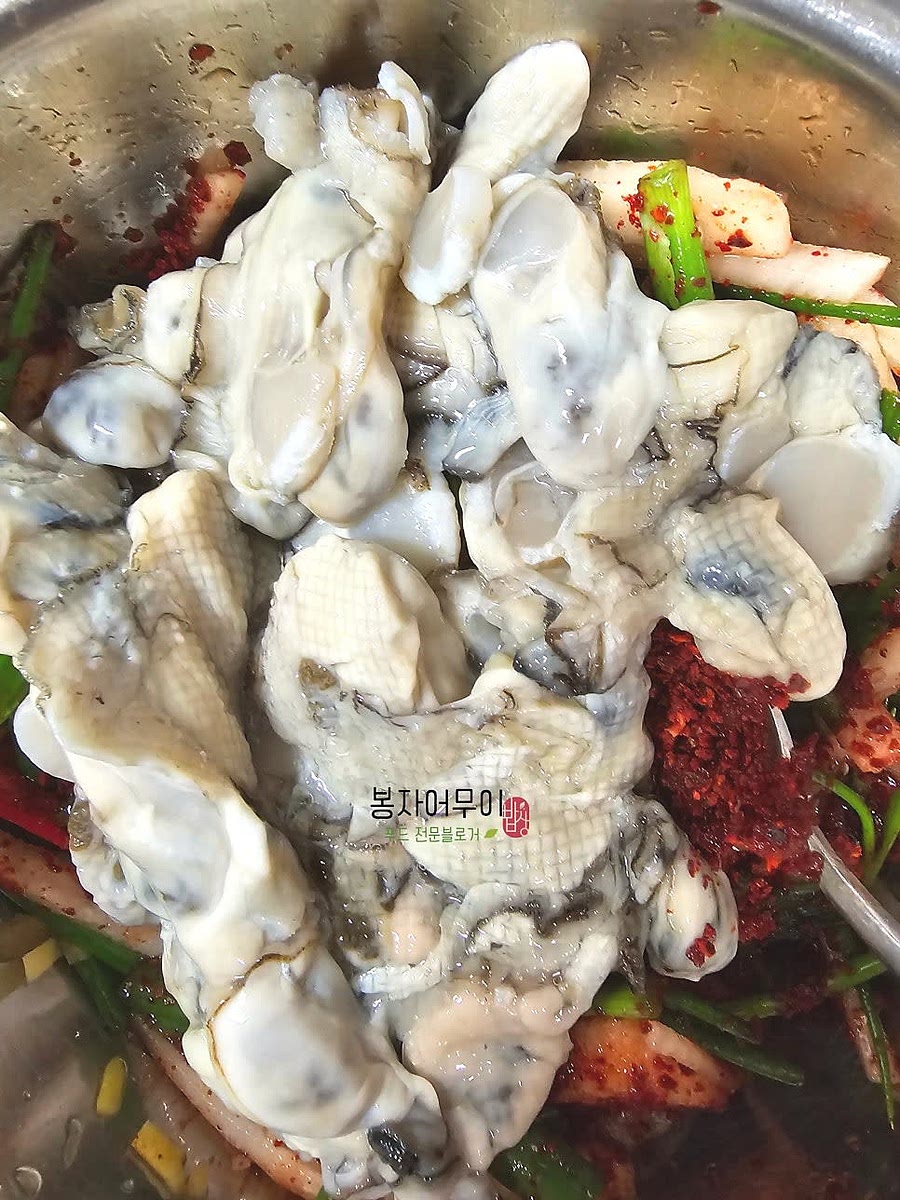 만들어진 양념에 썰어둔 무와 배를 넣고 섞은 뒤, 생굴을 조심스럽게 넣어 버무립니다.