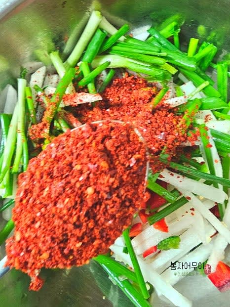 고춧가루, 까나리 액젓, 매실청, 올리고당, 식초를 섞어 양념을 만듭니다.