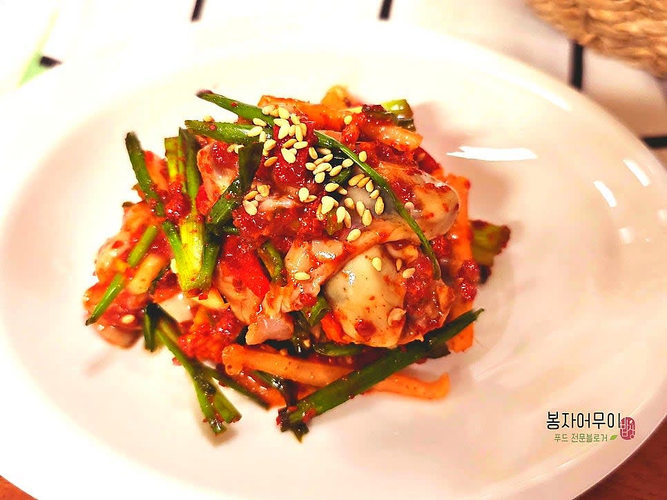 마무리로 통깨를 톡톡 뿌려 완성합니다.