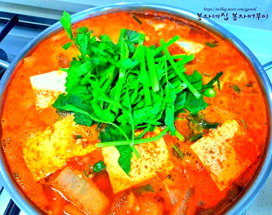 두부와 미나리, 깻잎, 대파, 청양고추를 올리고 불을 끕니다.