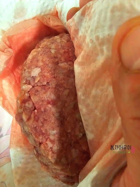 두부와 소고기의 물기를 잘 제거해 주세요. 두부는 꼭 짜서 물기를 빼야 동그랑땡이 부드럽고 잘 붙습니다.