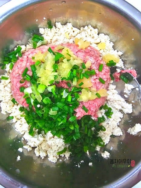 쪽파와 마늘을 곱게 다져 반죽에 넣고 잘 섞어줍니다.