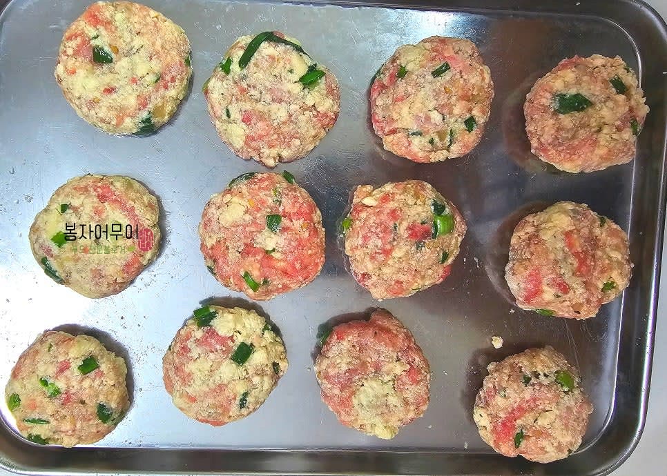 반죽을 둥글게 빚어 지름 4cm, 두께 0.6cm 정도로 만들어 주세요.