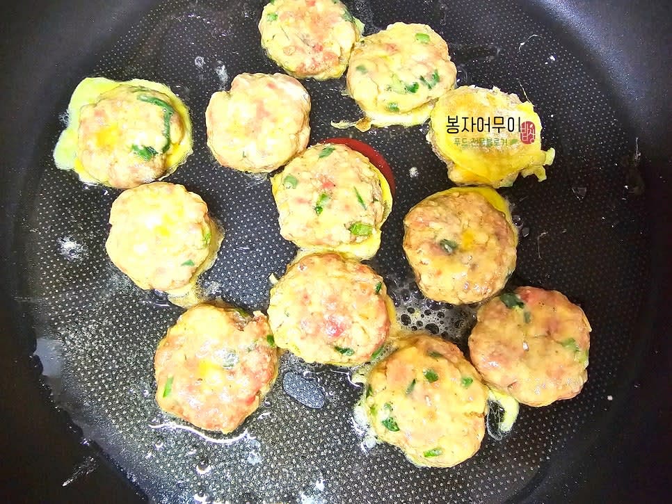 약불에서 앞뒤로 노릇노릇하게 구워줍니다.