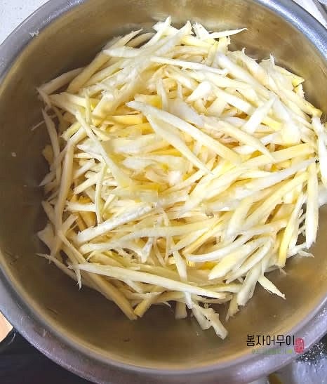 껍질이 벗겨진 도라지 몸통을 약 6cm 길이로 이쑤시개 크기로 얇게 채 썹니다. 굵은소금 한 줌을 넣고 문질러 문질러줍니다.