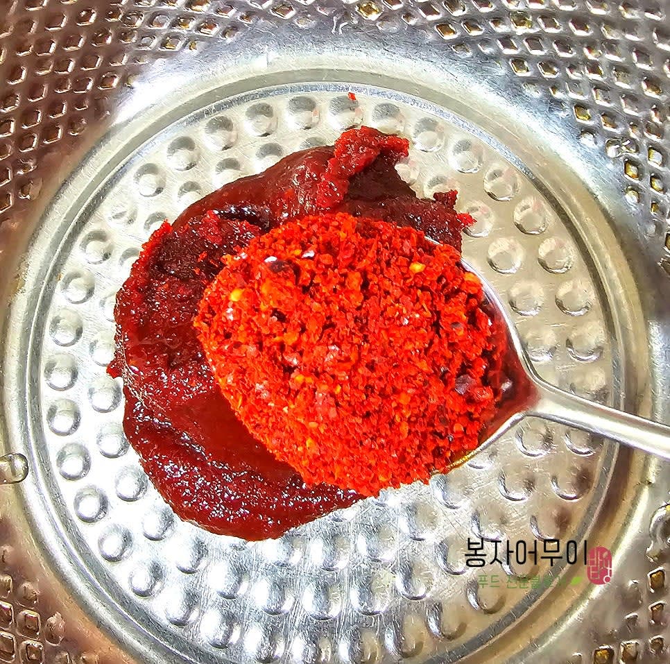 채썬 도라지를 체반에 받쳐 놓고, 양념 재료를 준비합니다. 양념은 고추장 2스푼, 고춧가루 1스푼, 올리고당 2스푼, 식초 2스푼, 마늘 2개를 섞어 준비합니다.