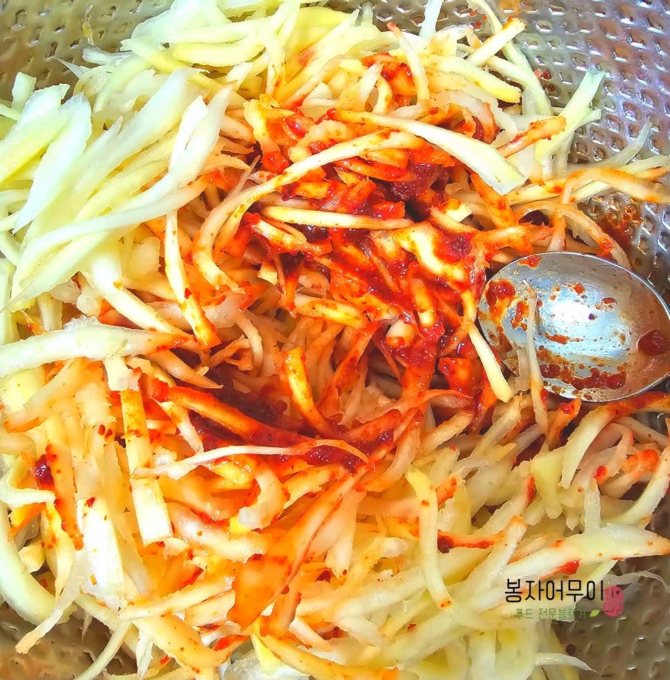 물기를 제거한 도라지에 양념을 골고루 무쳐줍니다. 비닐장갑을 끼고 손으로 무치는 것이 맛이 깊게 배입니다.