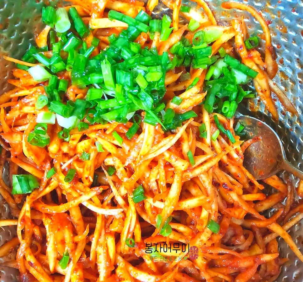 마지막에 쪽파를 다져 넣고 깨소금을 뿌려 마무리합니다.