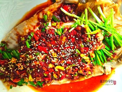 완성된 옥돔찜에 부추를 적당한 크기로 잘라 고명으로 올려 마무리합니다.