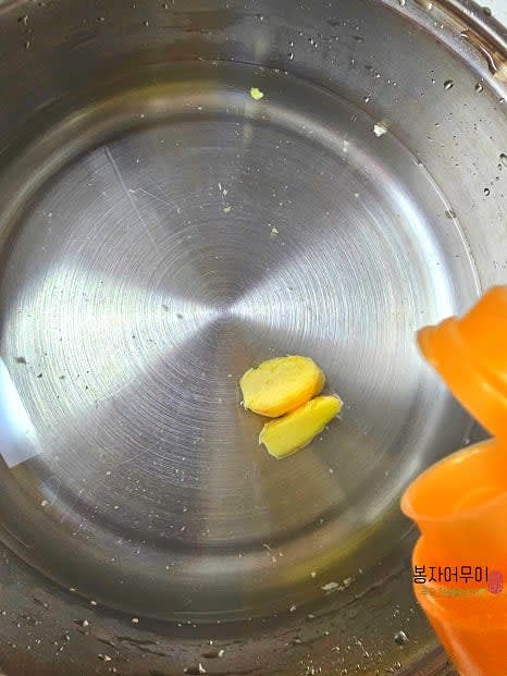 옥돔을 찜기에 담기 전에 물을 넣고 생강 1개와 식초 1스푼을 부어줍니다.