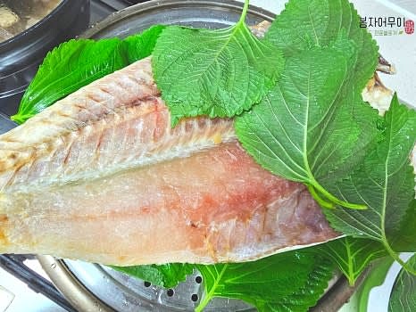 깻잎 위에 옥돔을 올린 후, 물을 넣은 찜판에 올려 찝니다.