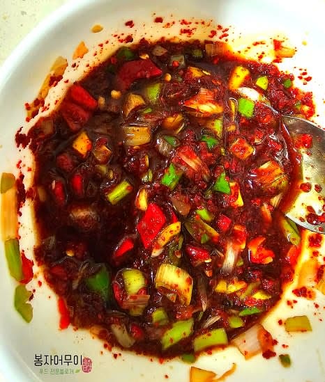 찜이 되는 동안 고춧가루, 간장, 참치 액젓, 올리고당, 매실청, 참기름, 다진 마늘, 다진 대파, 홍고추를 섞어 양념장을 만듭니다.