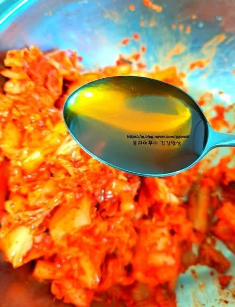 묵은지 한 컵 분량을 잘게 기워 설탕 반 스푼, 참기름 1스푼을 넣고 잘 섞어줍니다. 김치 국물을 충분히 부어줍니다.